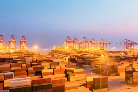 Ein Container Standort beleutchet bei Nacht